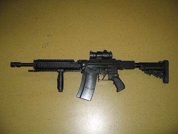 Современная версия швейцарской штурмовой винтовки SIG SG510/Stgw57 с коротким стволом. Вид слева