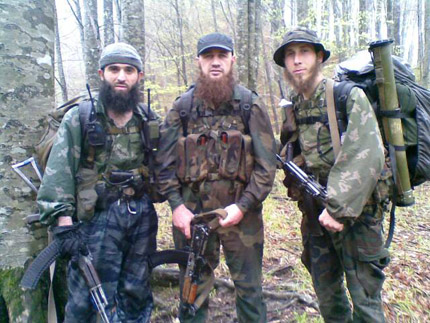 У боевика посередине вероятно автомат еще с чеченской войны