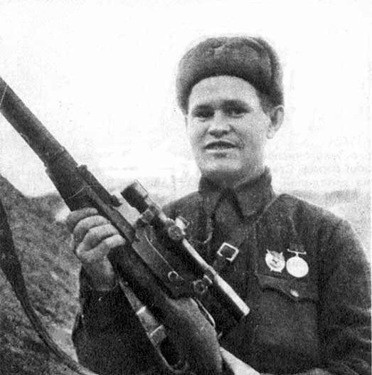 Советский снайпер Василий Зайцев со снайперской винтовкой оснащенной прицелом ПЕ